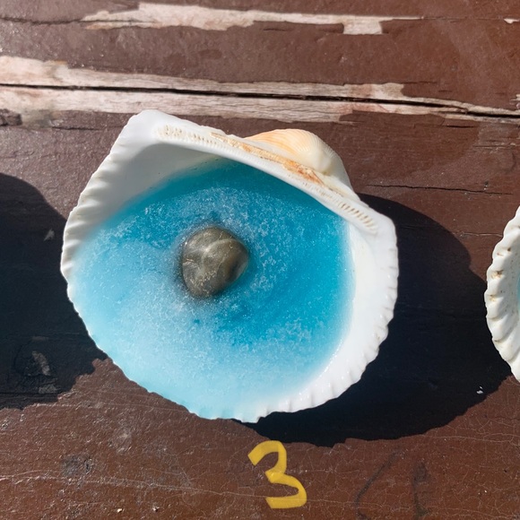Shimmering Blue Lagoon Resin Ring Holder shells - Picture 4 of 9